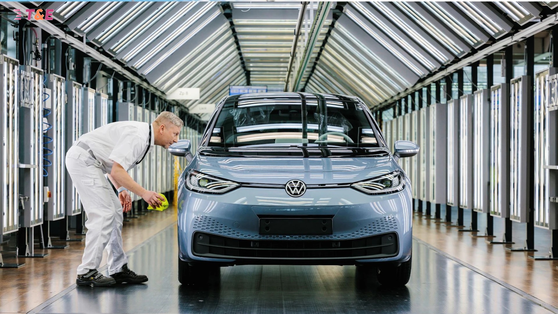 Auto, l’Ue ingrana la retromarcia: cancellato lo stop alla vendita di auto con motori a benzina e diesel dal 2035